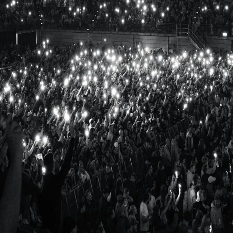 Multitud con las luces de sus celulares encendidas